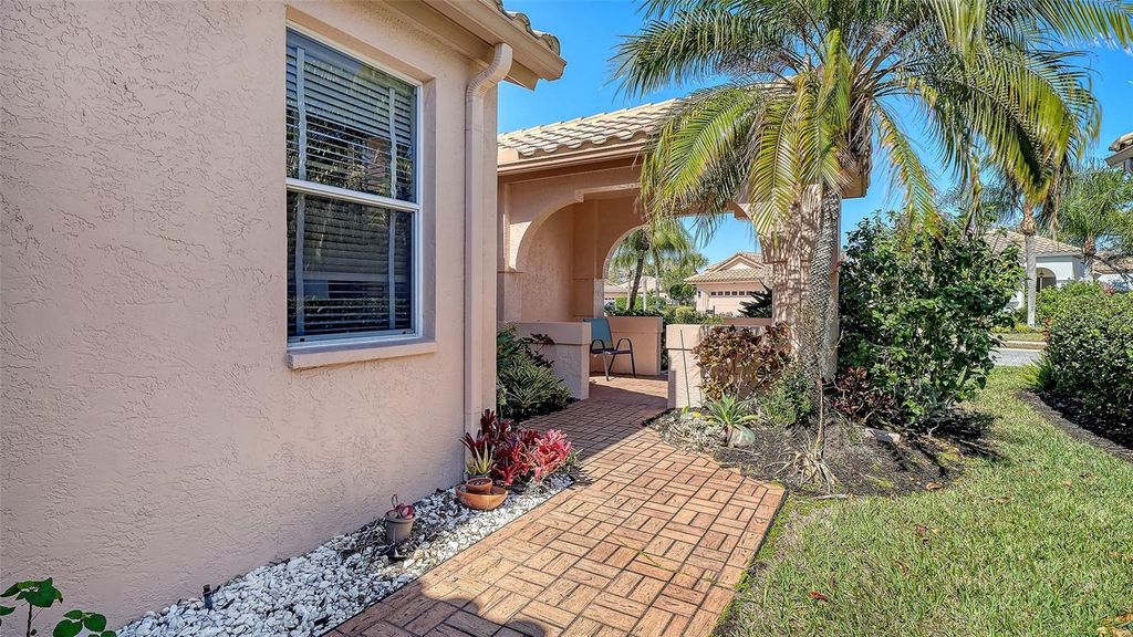 Image 5 of property listing at 3782 AMAPOLA LANE, Sarasota, FL 34238