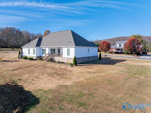 550 Plantation Point, Scottsboro, AL 35769