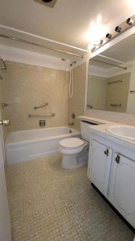 23 Kingswood B, West Palm Beach, FL 33417