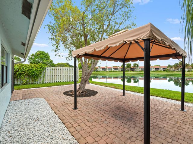 5705 Northpointe Ln, Boynton Beach, FL 33437