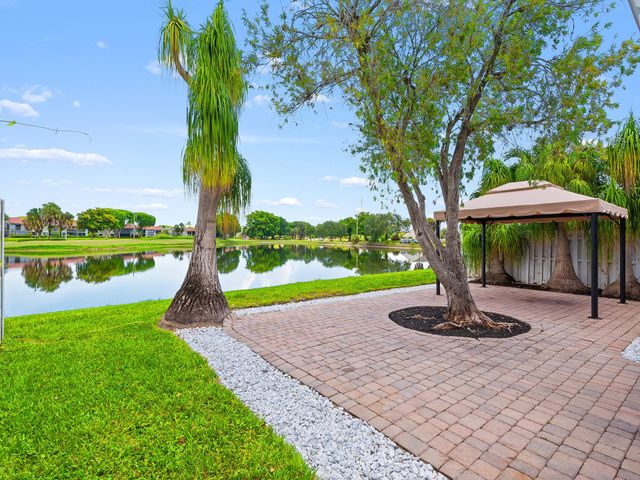 5705 Northpointe Ln, Boynton Beach, FL 33437