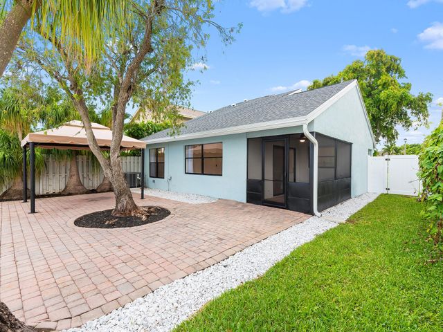 5705 Northpointe Ln, Boynton Beach, FL 33437