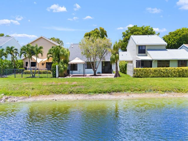5705 Northpointe Ln, Boynton Beach, FL 33437