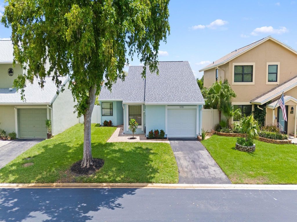 5705 Northpointe Ln, Boynton Beach, FL 33437