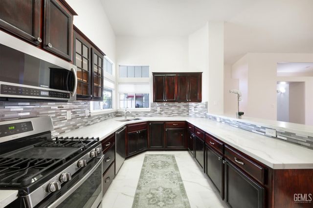 10304 Crandon Park Drive, Bakersfield, CA 93312