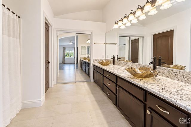10304 Crandon Park Drive, Bakersfield, CA 93312