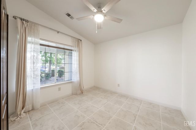 10304 Crandon Park Drive, Bakersfield, CA 93312