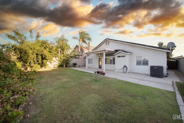 10304 Crandon Park Drive, Bakersfield, CA 93312