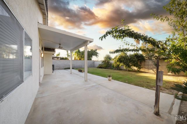 10304 Crandon Park Drive, Bakersfield, CA 93312
