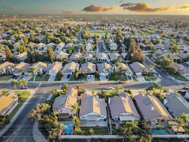 10304 Crandon Park Drive, Bakersfield, CA 93312