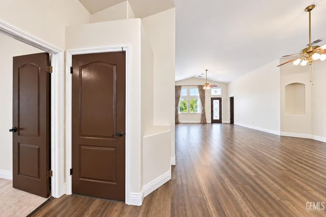 10304 Crandon Park Drive, Bakersfield, CA 93312