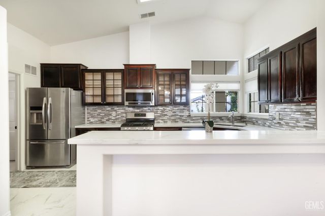 10304 Crandon Park Drive, Bakersfield, CA 93312