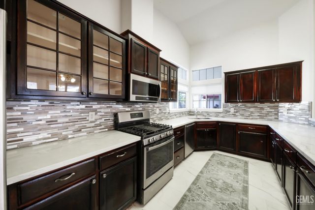 10304 Crandon Park Drive, Bakersfield, CA 93312