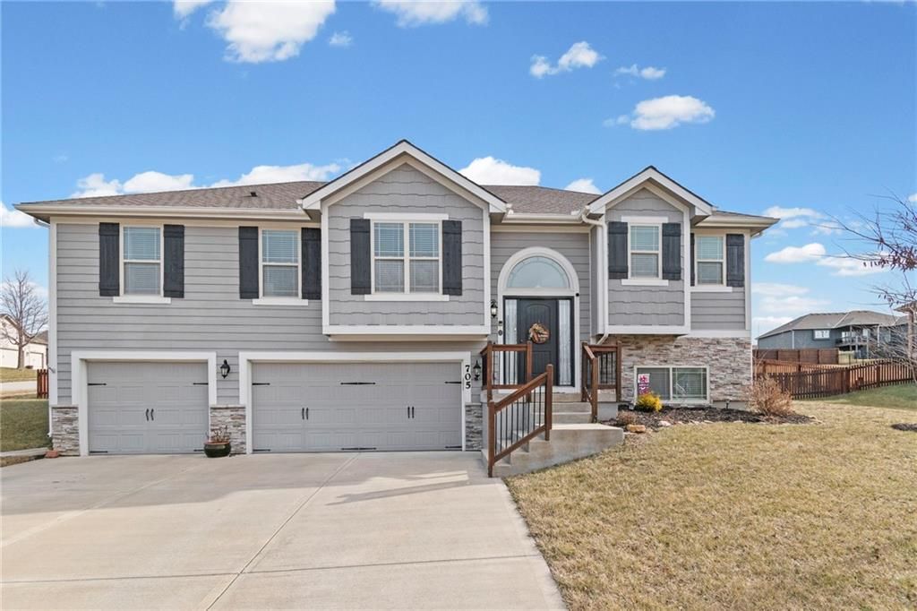 705 Chisam Road, Kearney, MO 64060