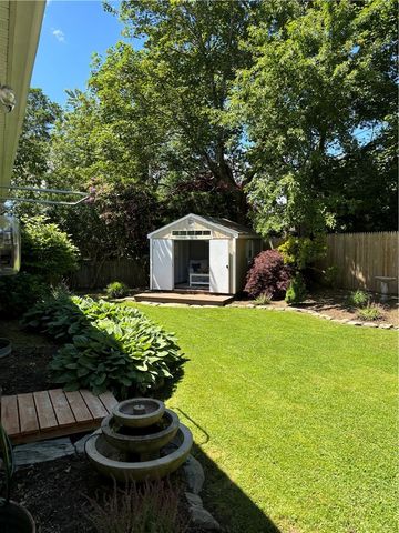 23 Sherwood Road, Middletown, RI 02842