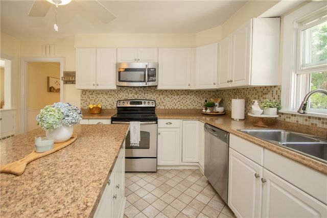 23 Sherwood Road, Middletown, RI 02842