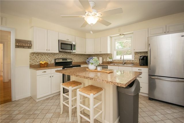 23 Sherwood Road, Middletown, RI 02842
