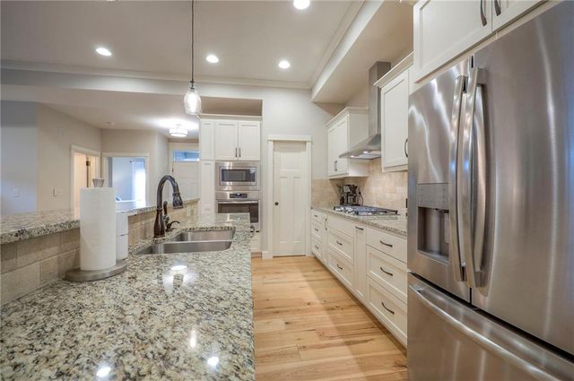 2250 Lake Pointe Dr Drive 300, Lawrence, KS 66049