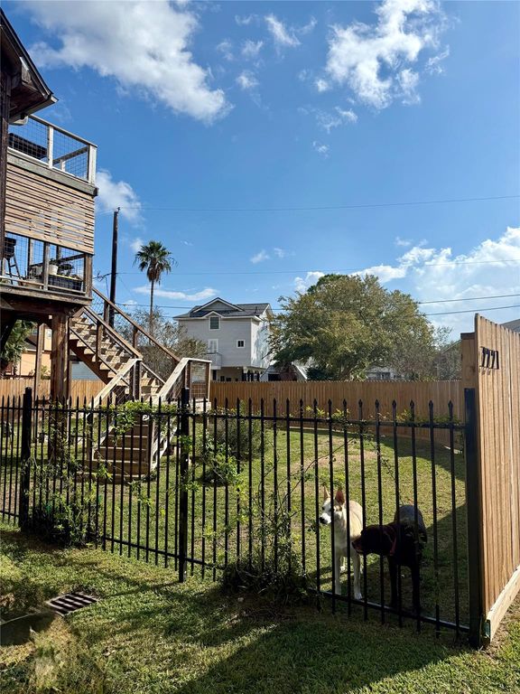 2221 Coveside Street, Kemah, TX 77565