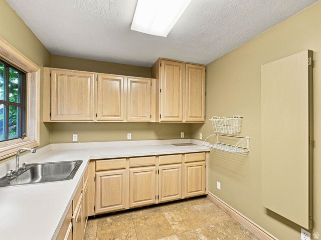 4671 S WANDER LN, Holladay, UT 84117