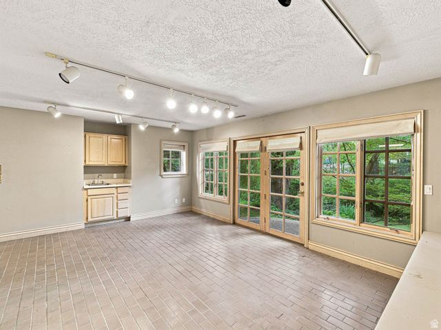 4671 S WANDER LN, Holladay, UT 84117