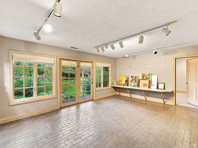 4671 S WANDER LN, Holladay, UT 84117
