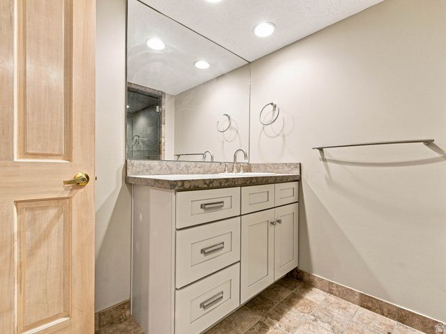 4671 S WANDER LN, Holladay, UT 84117
