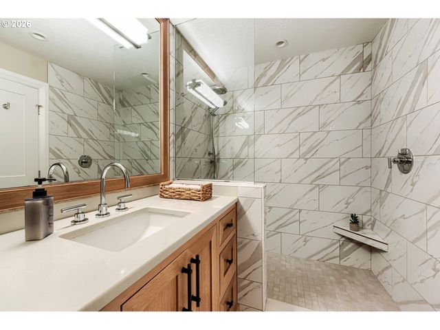 2677 Sw 64TH Pl, Portland, OR 97225