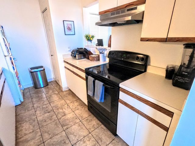 90 Sea St 204, Weymouth, MA 02191