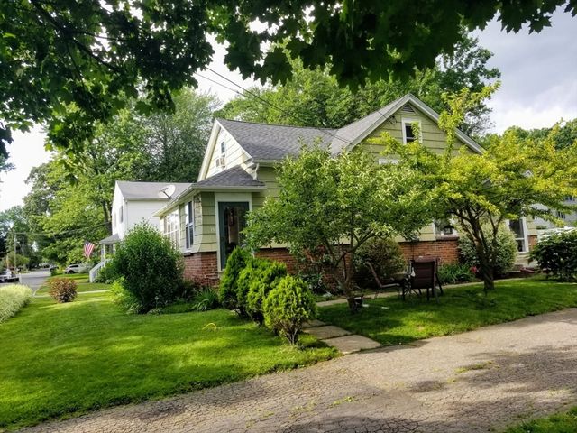 19 Orpheum Ave, East Longmeadow, MA 01028