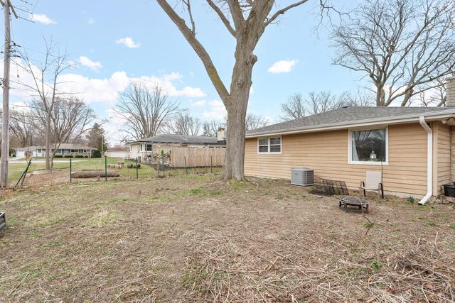 11217 W Mallory AVENUE, Hales Corners, WI 53130