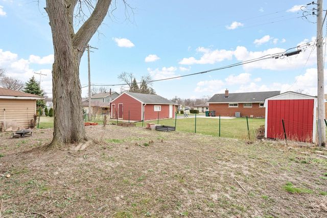 11217 W Mallory AVENUE, Hales Corners, WI 53130