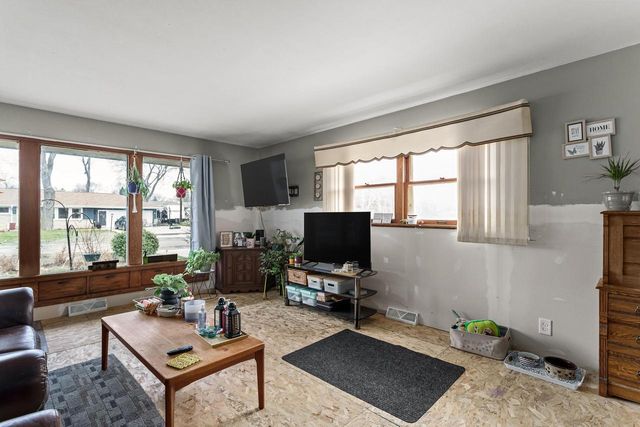 11217 W Mallory AVENUE, Hales Corners, WI 53130