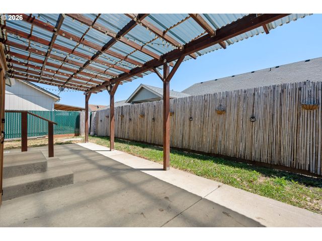5340 GOLDEN EAGLE Dr, Eugene, OR 97402