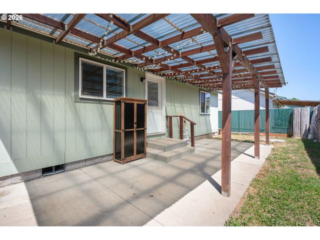 5340 GOLDEN EAGLE Dr, Eugene, OR 97402