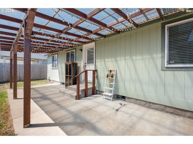 5340 GOLDEN EAGLE Dr, Eugene, OR 97402