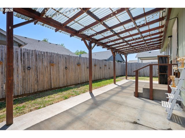 5340 GOLDEN EAGLE Dr, Eugene, OR 97402