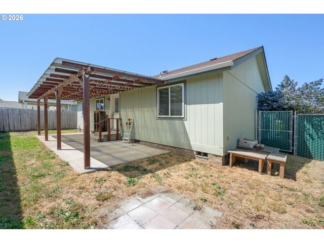 5340 GOLDEN EAGLE Dr, Eugene, OR 97402