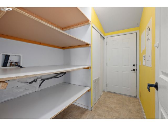 5340 GOLDEN EAGLE Dr, Eugene, OR 97402