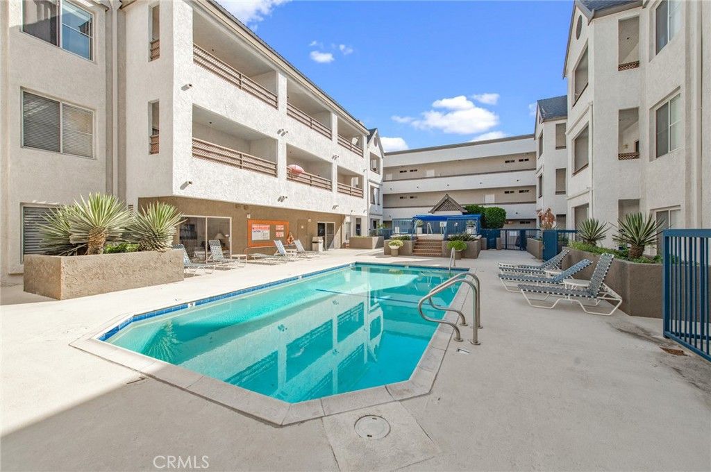 Image 16 of property listing at 300 N El Molino #312, Pasadena, CA 91101