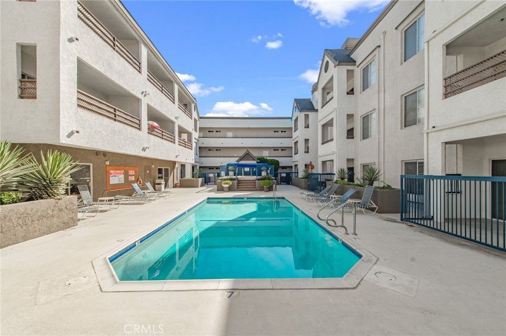 Image 17 of property listing at 300 N El Molino #312, Pasadena, CA 91101