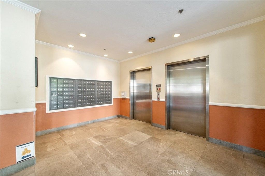 Image 3 of property listing at 300 N El Molino #312, Pasadena, CA 91101