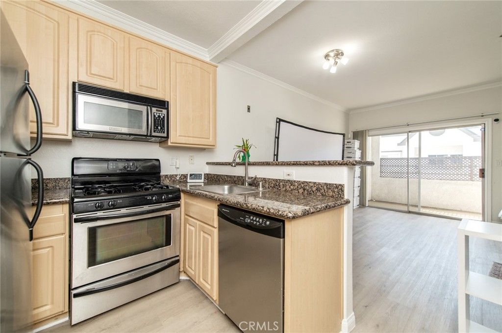 Image 6 of property listing at 300 N El Molino #312, Pasadena, CA 91101