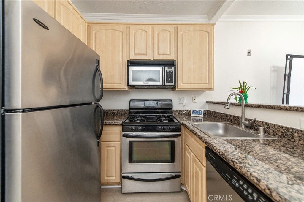 Image 7 of property listing at 300 N El Molino #312, Pasadena, CA 91101