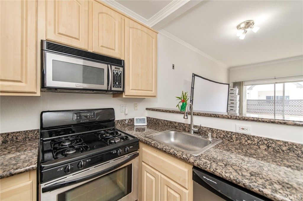 Image 8 of property listing at 300 N El Molino #312, Pasadena, CA 91101