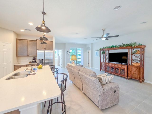 8 LAKELAND WAY, Palm Coast, FL 32137