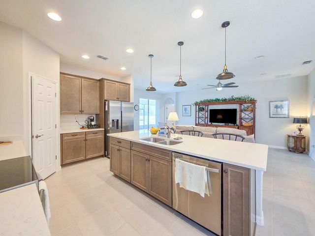 8 LAKELAND WAY, Palm Coast, FL 32137