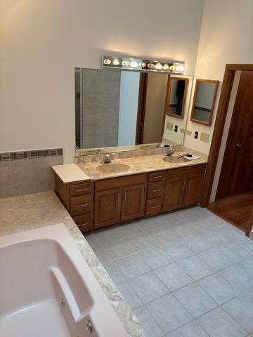 1015 Braemoor Drive 1015B, Downers Grove, IL 60515