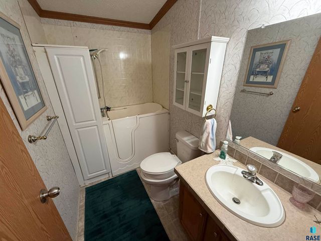 135 E Orleans Pl Place, Sioux Falls, SD 57110