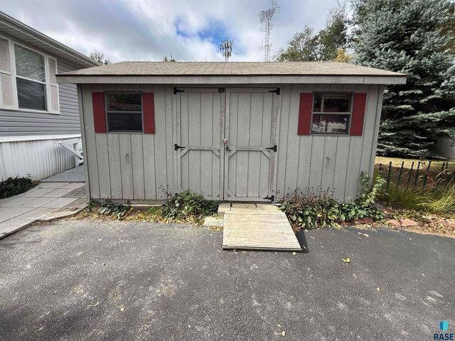 135 E Orleans Pl Place, Sioux Falls, SD 57110